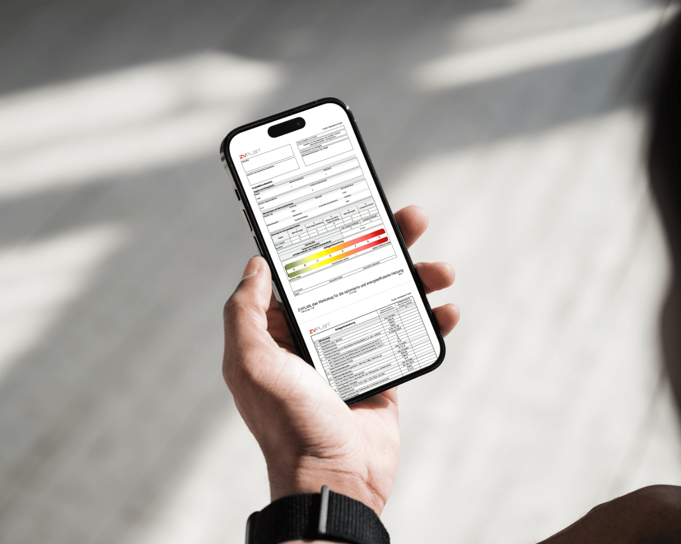 Eine Hand hält ein Smartphone mit digitalem Heizungscheck-Formular. Beim Klick auf das Bild öffnet sich ein Flyer mit weiteren Informationen zum Heizungscheck.